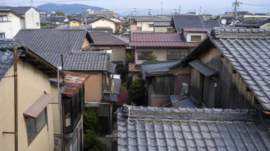 住宅が隣り合って建ち並ぶ街並みのイメージ