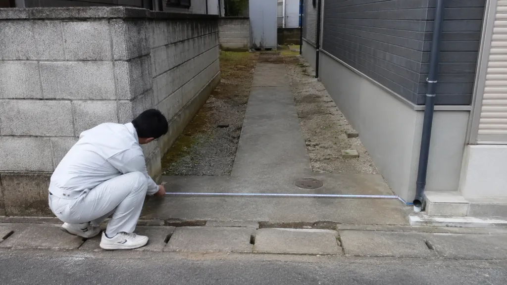 狭小地の間口や形状を確認する様子