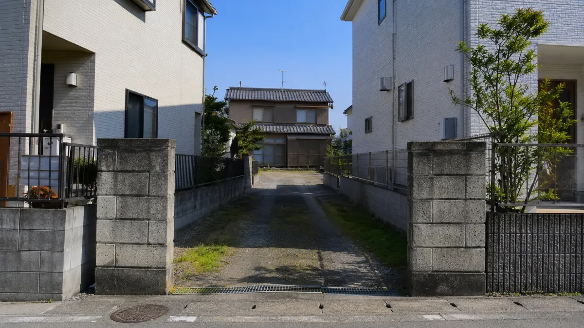 細い通路の奥に敷地がある旗竿地のイメージ