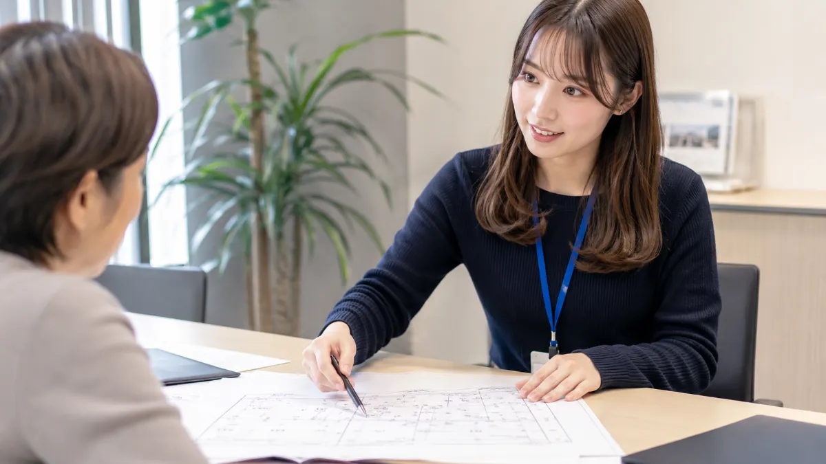 変形地の売却について図面を見ながら相談する様子