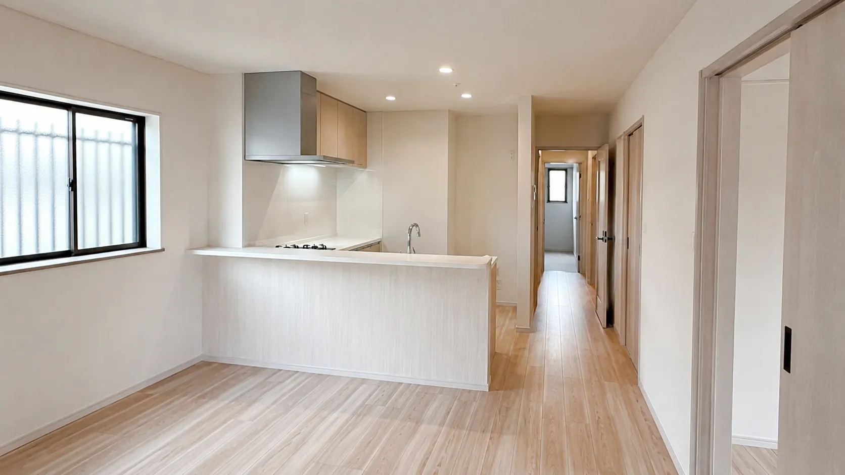 リフォームを終えて販売を開始した住まいの明るい室内（イメージ）