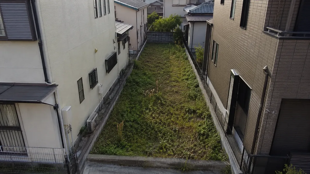 住宅に挟まれた狭い変形地のイメージ