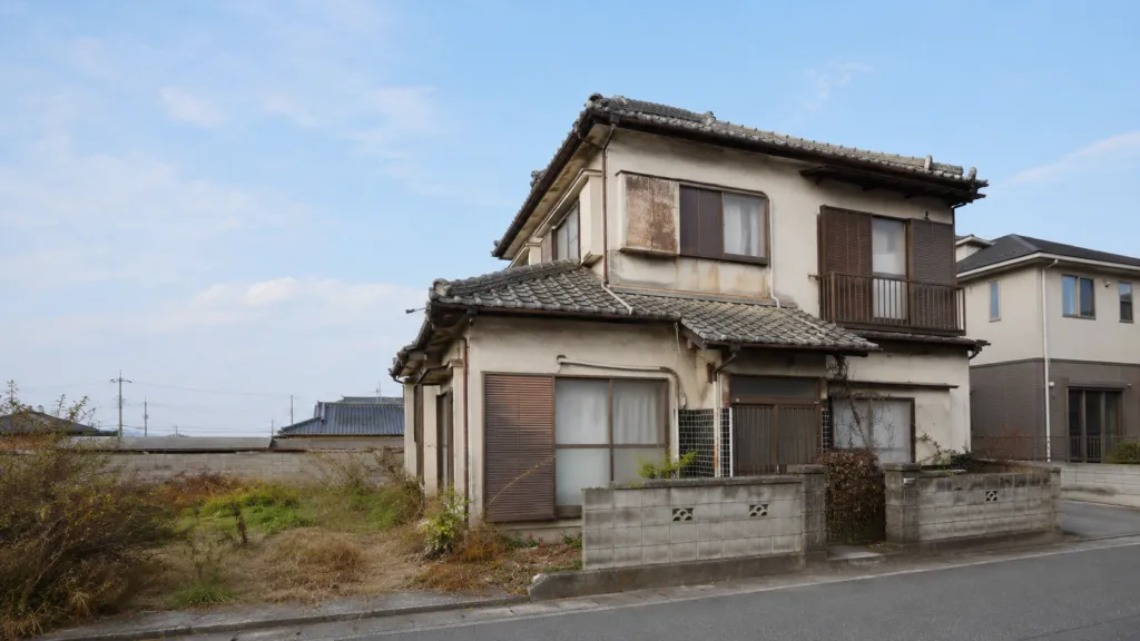 老朽化して傷みが見られる住宅の外観