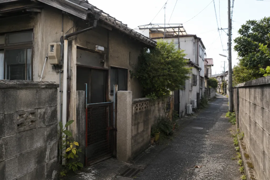 再建築不可物件になりやすい狭い道路沿いの住宅地