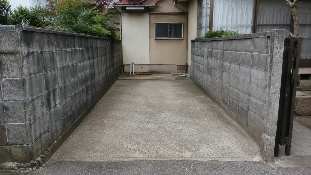 今の車では幅が足りない古い住宅の駐車スペースのイメージ