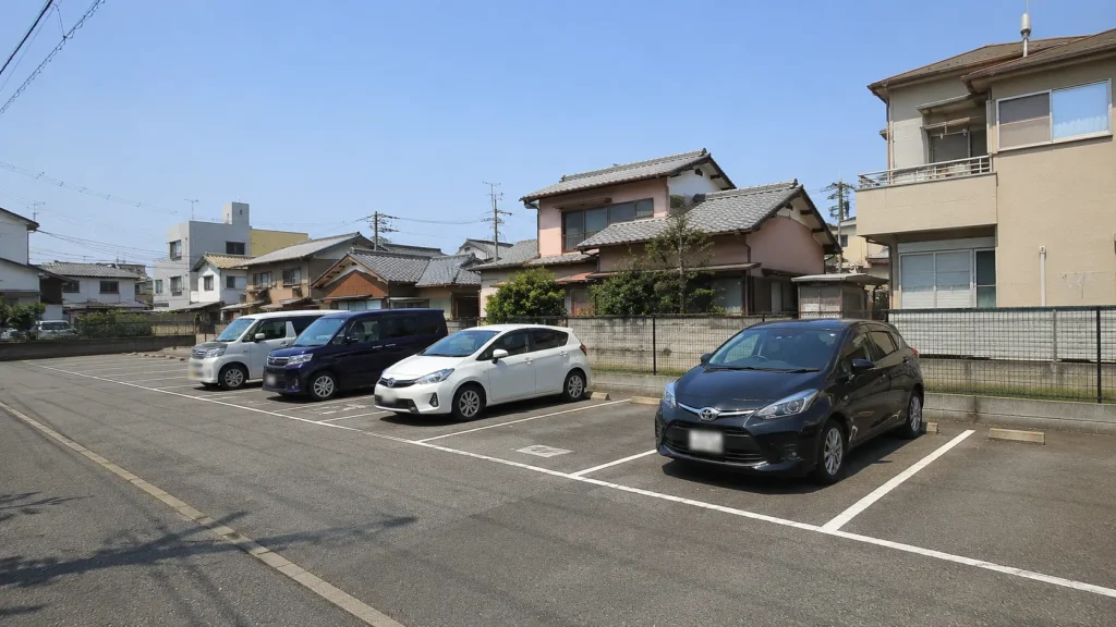 住宅街にある月極駐車場のイメージ