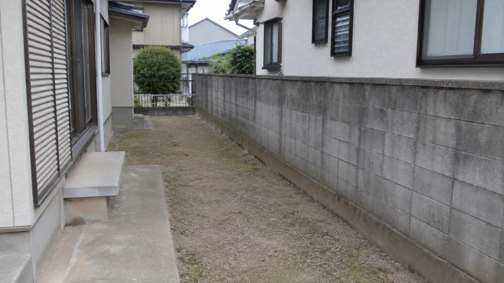 隣地との境界沿いの使われていないスペースのイメージ