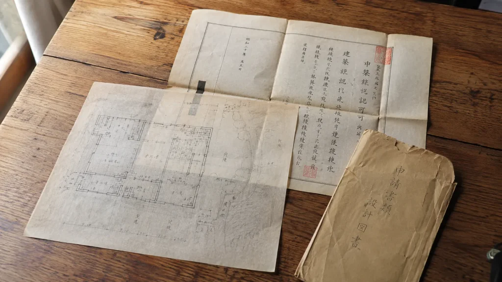古い建築確認の書類と図面のイメージ
