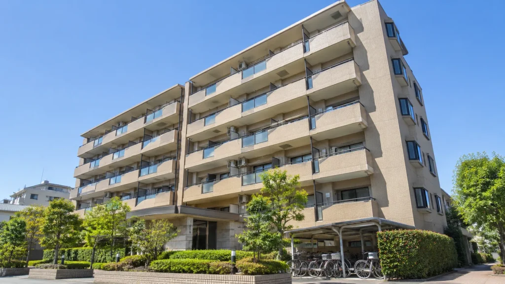 築年数を経た中層の分譲マンションの外観のイメージ
