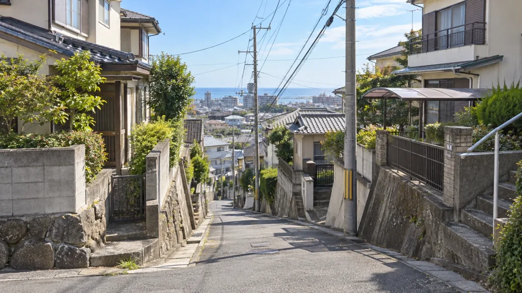 坂道と石段に面して戸建てが並ぶ住宅地(イメージ)